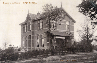 14341 Gezicht op de voor- en rechtergevel van het pension Van de Bremer op de Lazerusberg te Soestdijk (gemeente Soest).